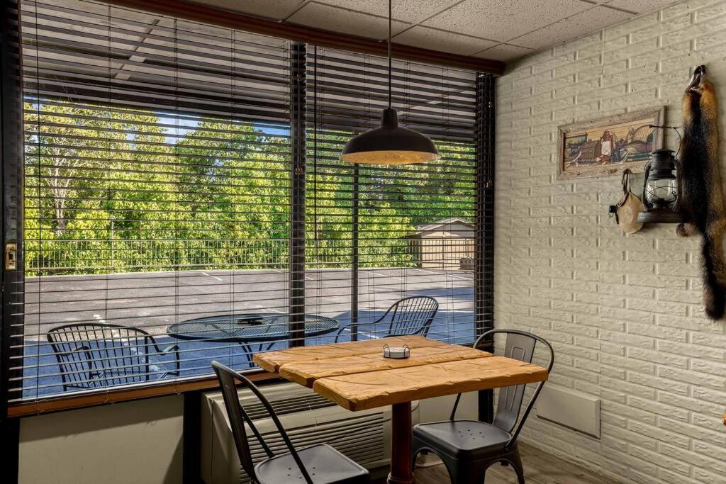 Stonegate Lodge Bed, Wifi, 50In Roku Tv, Salt Water Pool Room #109 Eureka Springs Buitenkant foto